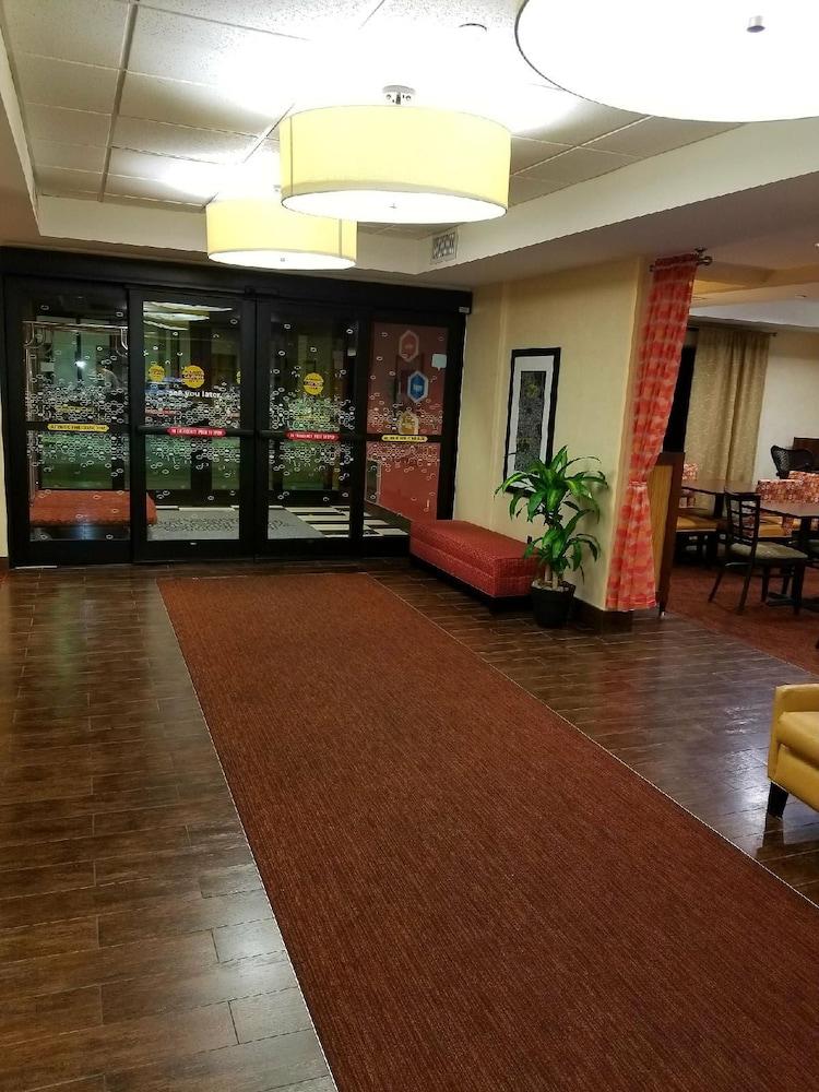 堪萨斯城 - 利斯萨米特汉普顿酒店 外观 照片